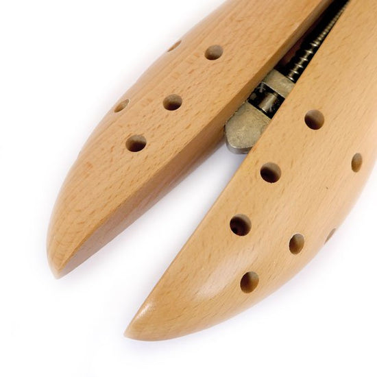 WOODEN ONE WAY SHOE STRETCHER